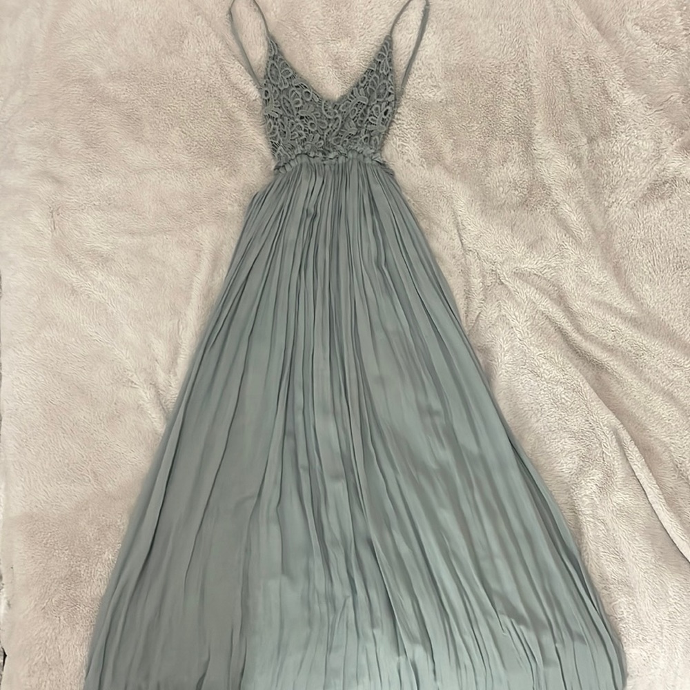 Beautiful long flowey dress, great for maternity pictures!